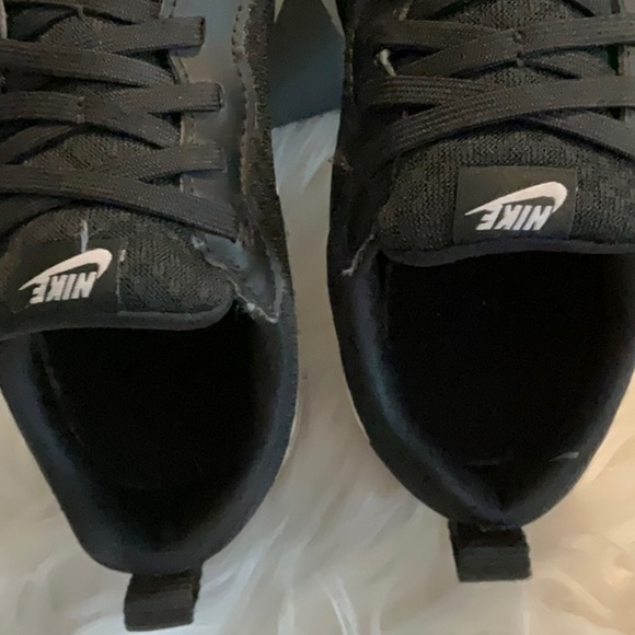 Nike Black Sneakers Sleek Low-Top Design - Picture 2 of 7